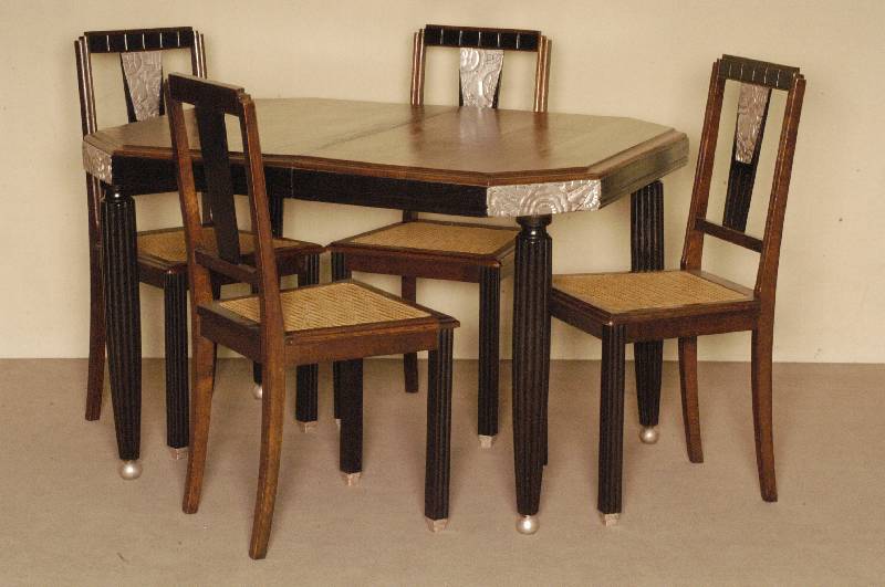 ArtDeco-Sitzgruppe, Frankreich, um 1920, bestehend aus Tisch und 4 StÜhlen, Eiche massiv, teilweise schwarz abgesetzt, fein kannelierte FÜße, ...
