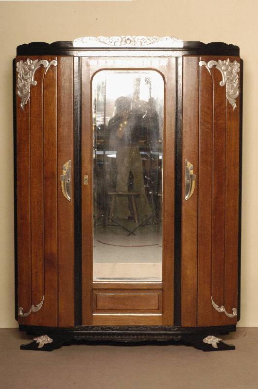 ArtDeco-Schrank, Frankreich, um 1920, Eiche massiv, zum Teil schwarz abgesetzt, partielle floral abstrakte Schnitzereien aus dem Vollholz, diese ...