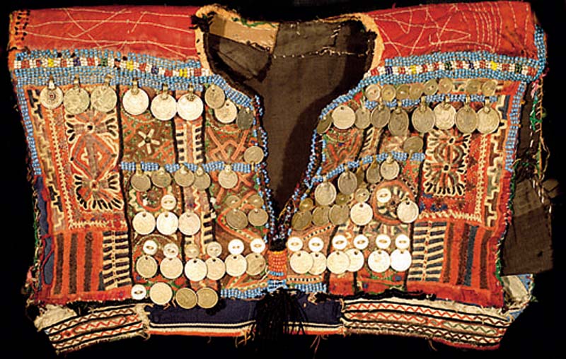 Westen-Oberteil Antik, Usbekistan, um 1800, Kattun mit feinster Seidenstickerei, Wattiert, mit 55 alte MÜnzen und PerlmuttknÖpfen, beset zt und ...