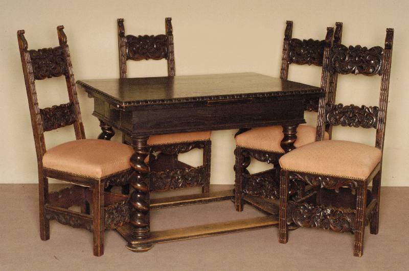 Tisch und 4 StÜhle, norddeutsch/Holland, um 1890/1900, StÜhle Eiche massiv, Schnitzereien mit Rocaillen und Masken aus dem Vollholz, Untergrund ...