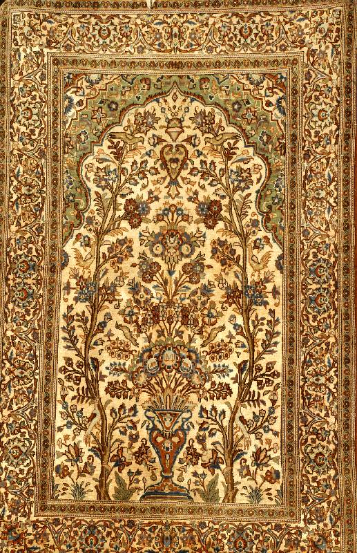 Keschan (70% Seidenanteil), Persien, ca. 1940 Jahre, reine nauturseide mit Wolle, ca. 205 x 129 cm, SchÄtzwert: 6500.- EURO, EHZ: 3 ...