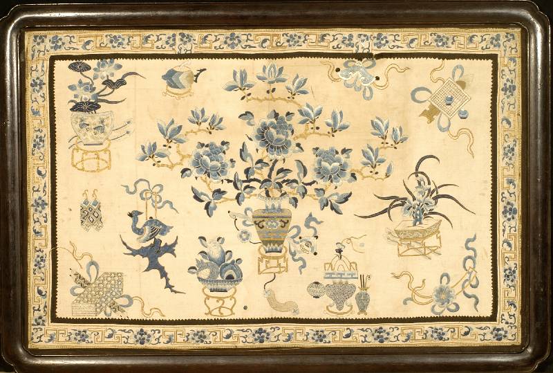 Seidenstickerei, China, um 1900, reine Naturseide, ca. 103 x 67 cm, SchÄtzwert: 1300.- EURO, EHZ: 3, eingerahmt