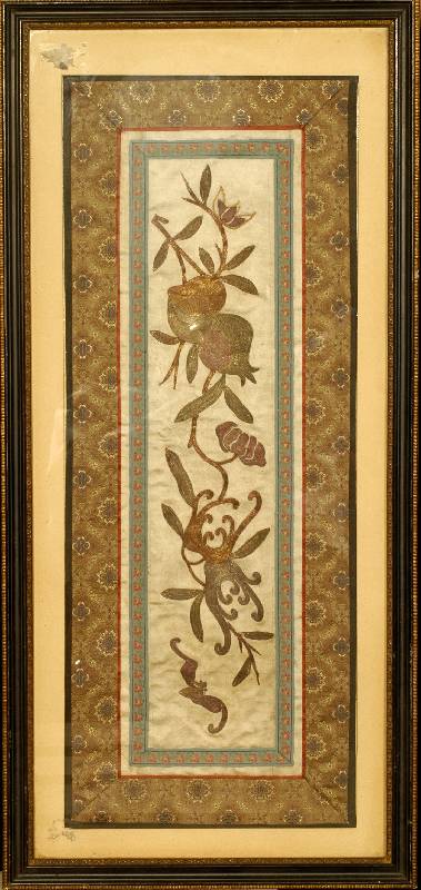 Seidenstickerei, China, um 1900, reine Naturseide, ca. 58 x 22 cm, SchÄtzwert: 1400.- EURO, EHZ: 3, eingerahmt