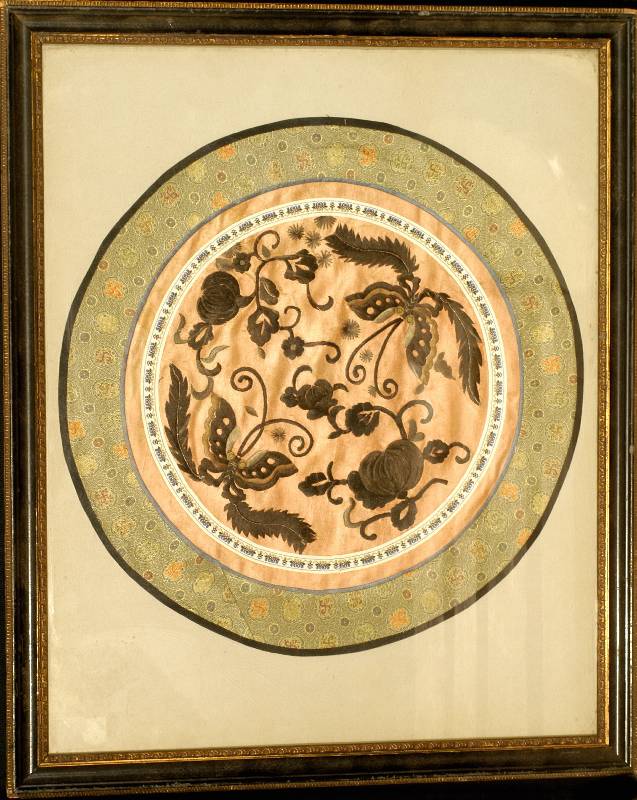 Seidenstickerei, China, um 1880, reine Naturseide, ca. D: 36 cm, SchÄtzwert: 1600.- EURO, EHZ: 3 (altersbedingt in einen guten Erh ...