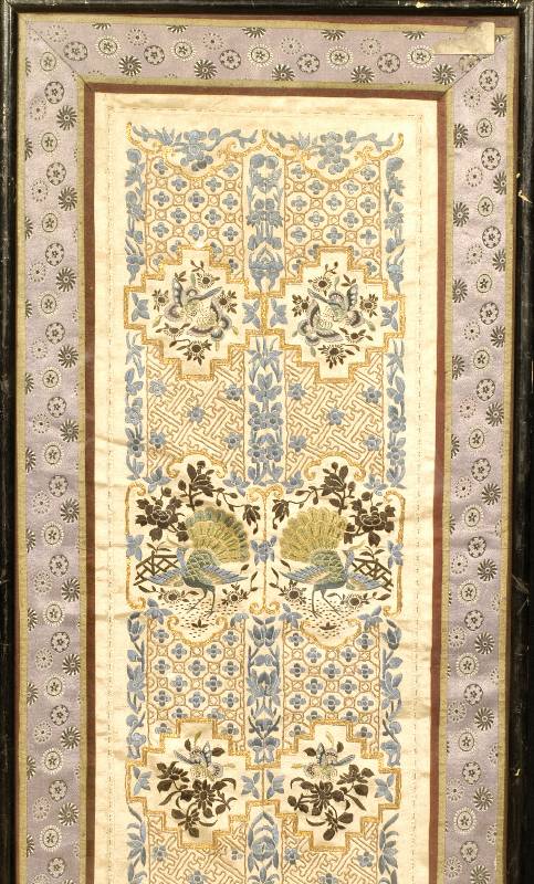 Seidenstickerei, China, um 1870, reine Naturseide, ca. 64 x 30 cm, SchÄtzwert: 1900.- EURO, EHZ: 2, eingerahmt