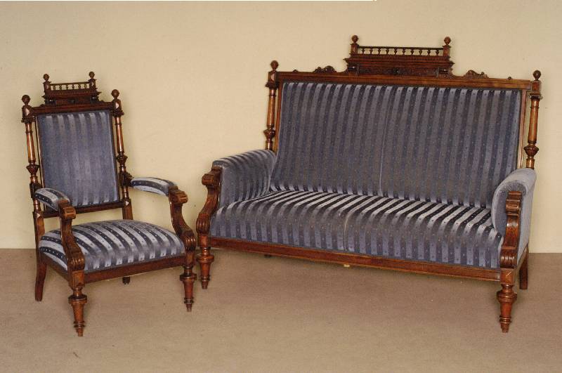 Sofa und 2 Sessel, deutsch, um 1880, GrÜnderzeit, Nußbaum massiv, gedrechselte Beine, Armlehnen mit Flachschnitzereien, RÜckenlehne mit ...