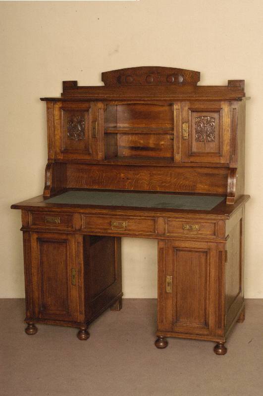 Schreibtisch, deutsch, um 1910, Eiche massiv , auf KugelfÜßen, Lisenen gerillt, Platte mit hellgrÜnem Alkantara bezogen, Oberteil 2 TÜren mit ...