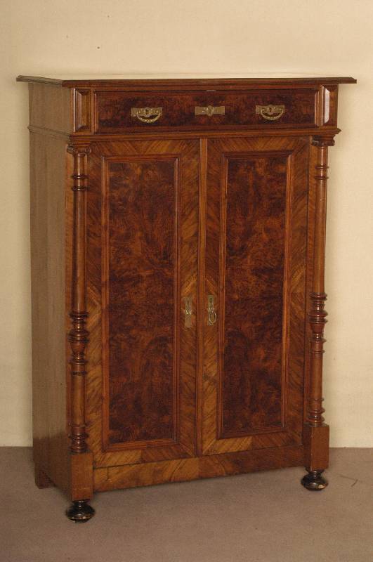 Vertiko, deutsch, um 1880, GrÜnderzeit, Korpus Weichholz, Nußbaumfurnier, Inlets mit schÖnem Wurzelnußfurnier, Lisenen mit gedrechselten ...