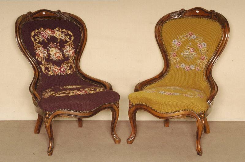 Stricksessel, deutsch, um 1870, Louis -Philippe, Nußbaum massiv, gebogene Beine, RÜckenlehne bekrÖnt, mit vollplastischen Blumen- und ...
