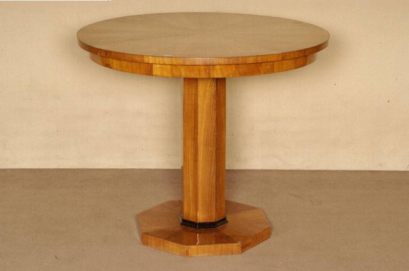 Biedermeierstisch, sÜddeutsch, um 1820/30, Grundform beibehalten, Schaft 8-kantig, Fuß passig, Kirschbaumwurzelfurnier z.T. strahlenfÖrmig ...