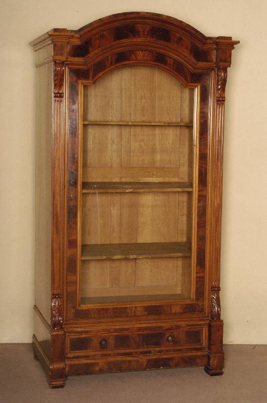 Ehem. Spiegelschrank, deutsch, um 1850/60, Louis-Philippe, Korpus Weichholz/Hartholz, Mahagonifurnier, z.T. gespiegelt, auf KugelfÜßen, 1 ...