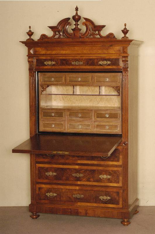 StandsekretÄr, deutsch, um 1880, GrÜnderzeit , Korpus Weichholz, gespiegeltes Wurzelnußfurnier, auf gedrÜckten KugelfÜßen, 4 Schubalden und ...