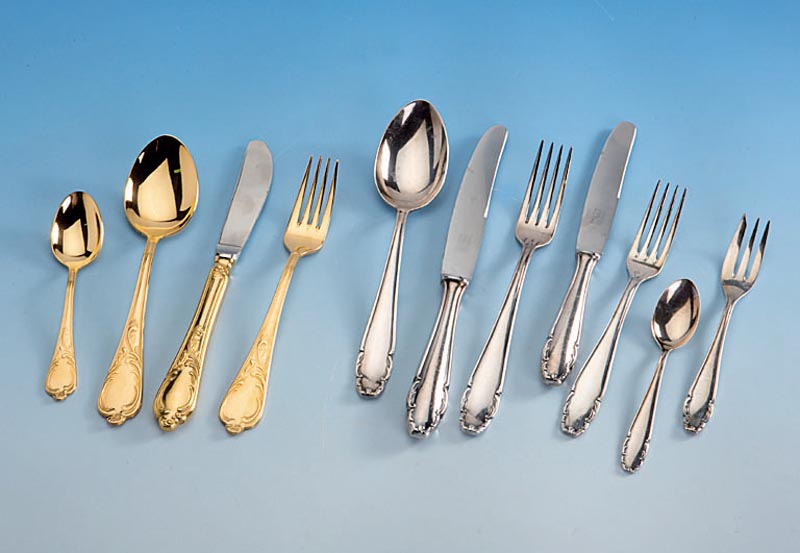 Besteck fÜr 12 Personen, 100er Silberauflage, Vertreiber Wirths, best. aus: 11 Menue- messer, 12 Menuegabeln, 12 MenuelÖffel, 12 ...