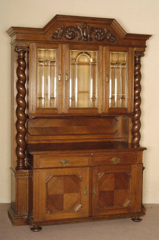 Vielzweckaufsatzschrank, deutsch, um 1910, Korpus Weichholz und Eiche massiv, Eichefurnier, links und rechts aus dem Vollholz gedrechselte und in ...