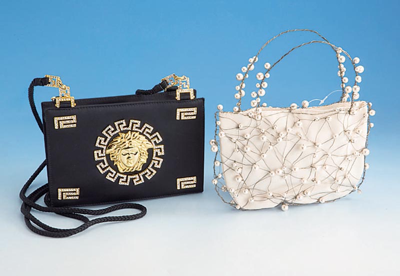 GIANNI VERSACE-Damenhandtasche, schwarzer Satin, reiche Versace-Applikationen (MÄandermuster, Medusenkopf), Metall vergol- det, reicher ...