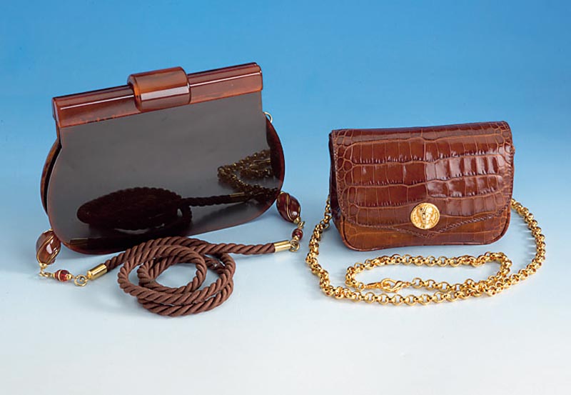 Bakelit-Handtasche Charles Jourdan, rotbraunes Bakelit, Seideninnenfutter ManGiame li, Italy, Seidenkordel, ca. 22 x 15.5 cm, SammlerstÜck