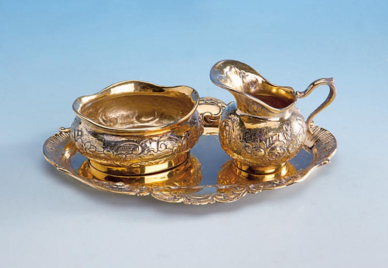 Miniatur-Set, um 1930/35, Silber vergoldet, Barockstil, best. aus: Sahnegießer und Zuckerschale auf Tablett (ca. 14 x 10 cm), Vergoldung berieben
