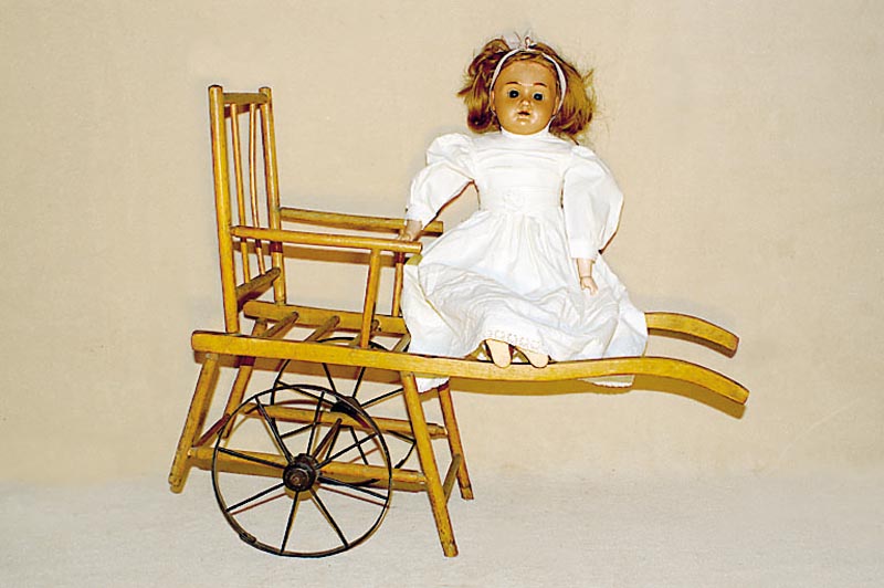 Puppe, ungemarkt, um 1900/10, Kopf wohl Zelluloid, KÖrper und Beine Ziegenleder gestopft, Unterarme Biskuitporzellan, Nase lt. eingedrÜckt, ...