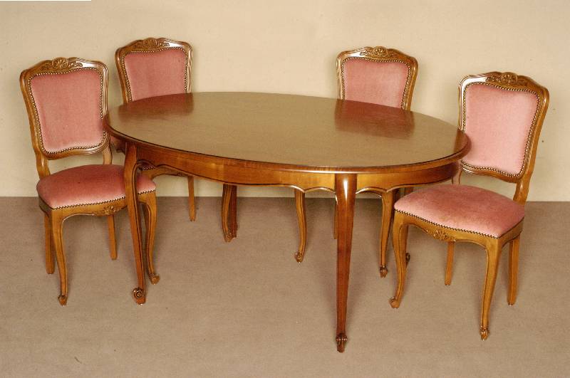 Ovaler Tisch mit 4 StÜhlen, Italien, 60er Jahre, Nußbaum massiv, hervorragende Verarbeitung, Barockstil, StÜhle geschwungen, in sich ...