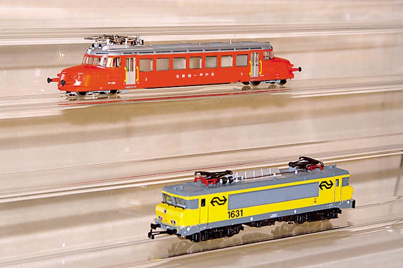 Triebwagen, MÄrklin, Spur HO, Nr. 3126, "Roter Pfeil", RÄder fest, Motor brummt, Licht ist intakt, im orig. Karton, guter Zustand