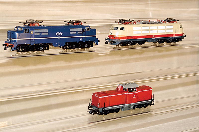 E-Lok, MÄrklin, 1982/83, Spur HO, Nr. 3354, rot/beige, min. bespielt, intakt, im orig. Karton