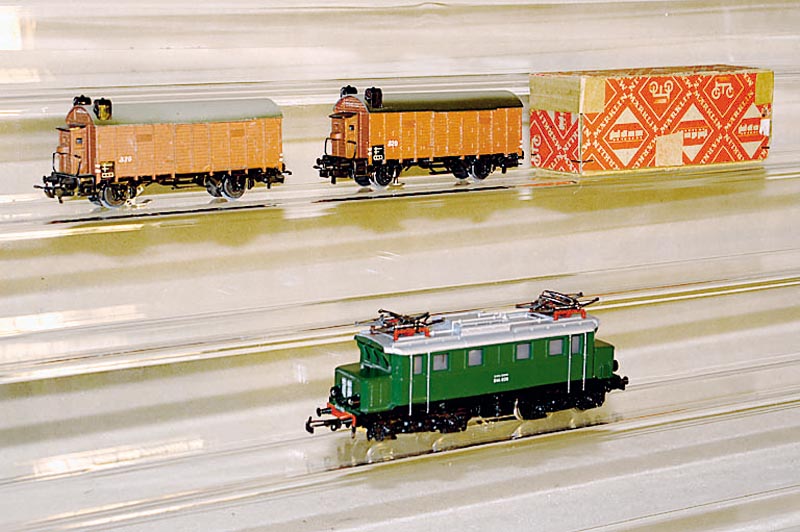 2 GÜterwagen MÄrklin, 50er Jahre, Nr. 320S.3 und .4, 1 x im orig. Karton, 1 x mit Skischleifer, 1 x mit Pilzschleifer, sammelw., selten