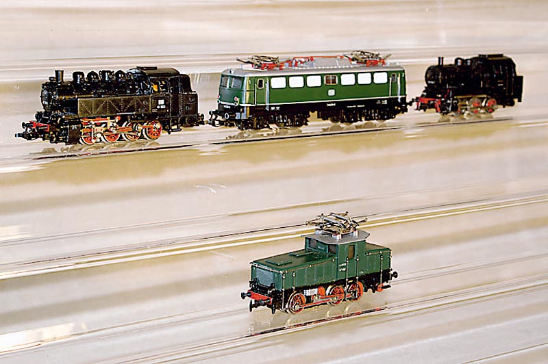 Konvolut MÄrklin, 60er Jahre, Spur HO, Dampflok 3000 (CM 800) Version 2, Dampflok 3032 Version 3 und E-Lok 3040 Version 2, alle in orig. Kartons, ...