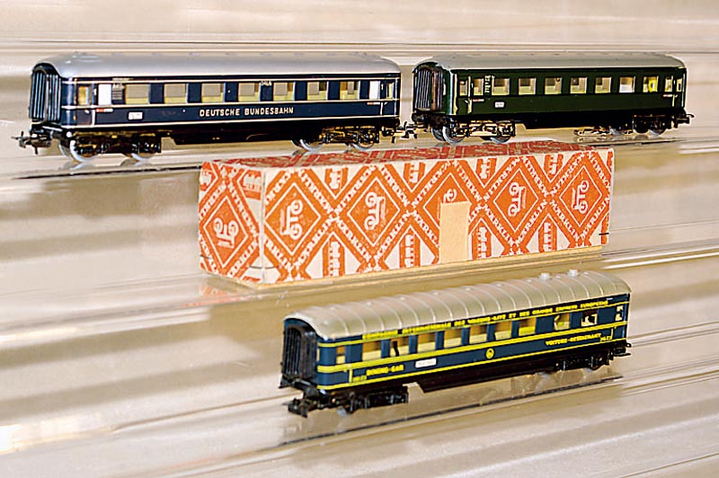 Konvolut MÄrklin Personen/SchÜrzenwagen, 50er Jahre, Spur HO, best. aus: D-Zug-Wagen 4006 (346/1), seltene Version 7, Speisewagen 4009 (346/2J). ...