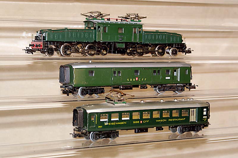 Konvolut MÄrklin, 50er Jahre, Spur HO, best. aus: E-Lok Nr. 3015/10 blau-grÜn, diese intakt , Leichtschnellzug-GepÄckwagen 358/4, LS -Speisewagen ...