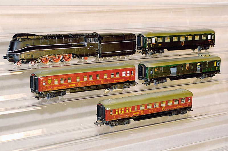 Konvolut MÄrklin, Spur HO, best. aus: Stromlinienlok Nr. 3089, schwarz, intakt, diese 60er Jahre, dazu Schlafwagen (rot), SchÜrzenwagen 346/3 ...