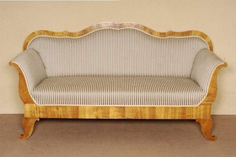 SpÄtbiedermeiersofa, sÜddeutsch/Pfalz, um 1835/40, Korpus Weichholz, Kirschbaum- bzw. Kirschbaumwurzelfurnier gespiegelt verlegt, restauriert, ...
