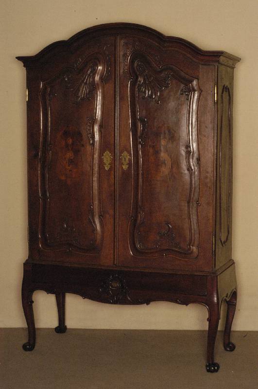 Barockschrank, deutsch/wohl Pfalz, um 1780, Eiche und Kirschbaum massiv, in den TÜren aufwendige Flachschnitzereien in Form von Rocaillen und ...