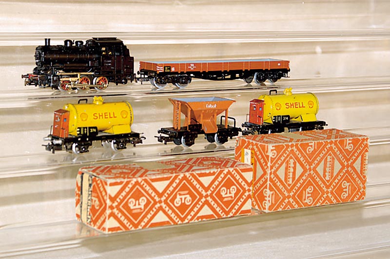 Konvolut MÄrklin-Wagen, 50er Jahre, Spur HO, best. aus: 2 x Shell-Kesselwagen Nr. 374.9, 1 x CM 800 im orig. Karton (intakt), 391C und 367.5, alle ...