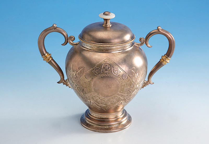 Fabergé-Deckeldose, Russland um 1890, 84er Silber, Beschaumeistermarke, Fabergé- marke, innenvergoldet, reich graviert, mat- tiert, ...