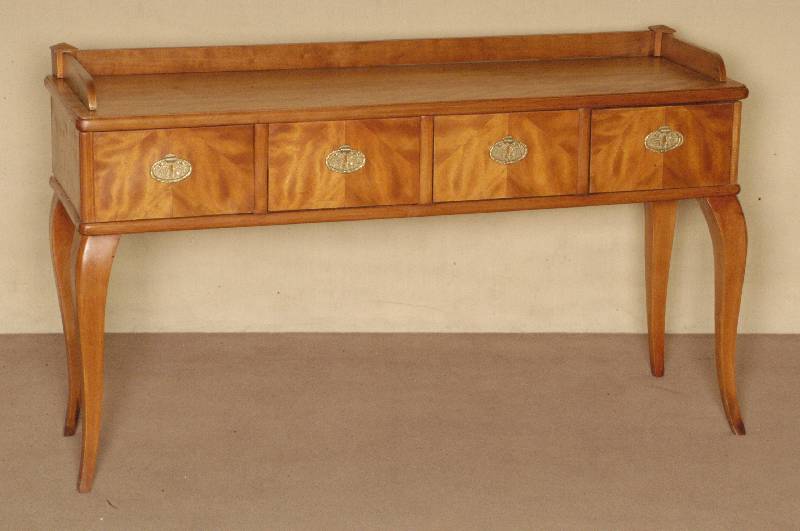 Konsolentisch, deutsch, um 1910, Korpus Weichholz, Birkefurnier, 4 Schubladen mit original BeschlÄgen, 4 BarockstilfÜße, leicht gebogen, kleine ...