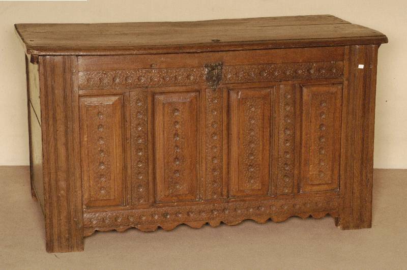 Flachdeckeltruhe, deutsch/Niedersachsen, um 1780, wohl BÜckeburg, Eiche massiv, FÜllungen mit rosettenfÖrmiger Schnitzerei, StollenfÜße ...