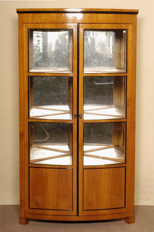 Eckvitrine, im Biedermeierstil, Kirschbaum massiv, Kirschbaumfurnier, nach altem Vorbild von 1820/30, unter Verwendung alter Teile, verglast, z.T. ...