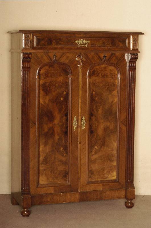Vertiko, deutsch, um 1880, GrÜnderzeit, Korpus Weichholz, Nußbaumfurnier, Lisenen kanneliert, in Veluten auslaufend, restauriert und Schellack ...