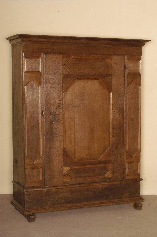 Brotschrank, deutsch, um 1780, Eiche massiv, auf Kufen, diese wohl spÄter, Lisenen mit Leistenverzierung, 1-tÜrig, FÜllungen verkrÖpft, ...