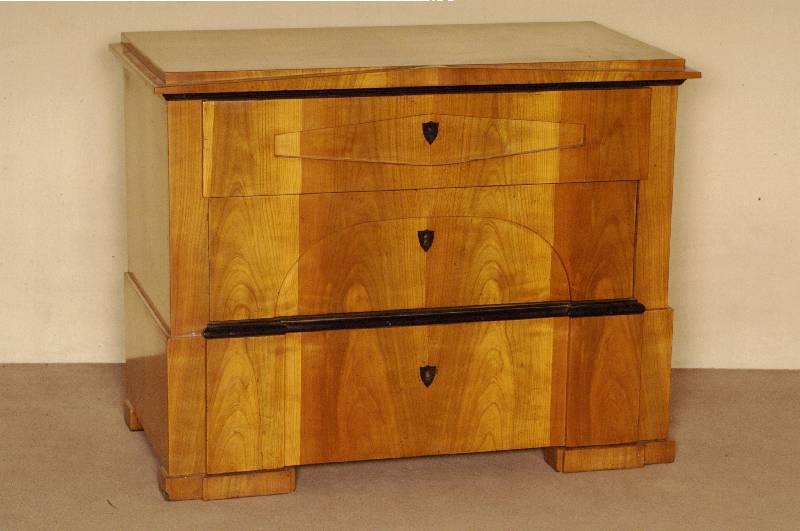 3-schÜbige Kommode, norddeutsch, Korpus um 1830/40, Äußeres aus altem Holz erneuert, reiche Gliederung, diese klassizistisch, sehr schÖnes ...