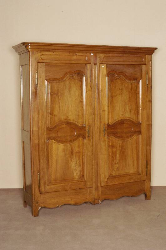 Schrank, Frankreich, um 1830, Nußbaum poliert, zweitÜriger Korpus mit gerundeten Ecken und bewegt geschnittener Zarge, profilierte ...