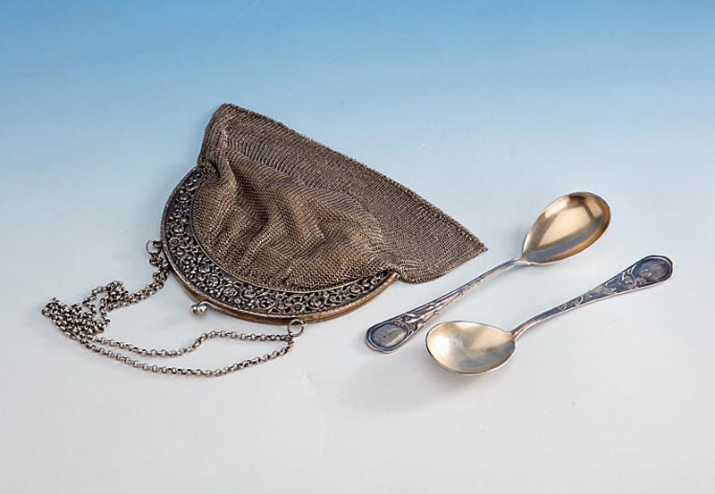 Abendtasche, deutsch um 1900, 800er Silber, BÜgel floral verziert, Kettenmaschen mit Rep.-Stellen, Innenfutter, total ca. 334 g, ca. 20 x 17 cm