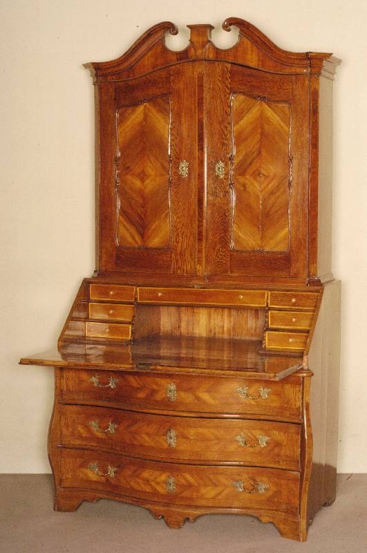 BarocksekretÄr, deutsch, um 1780, Korpus Weichholz, Eiche massiv, Nußholzfederung, geschweifte 3-schÜbige Kommode mit stark ausgezogenen ...