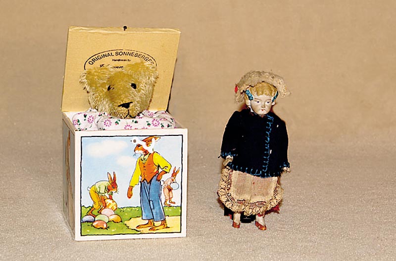 Original Sonnenberger BÄrenkiste, deutsch, BÄrchen quietscht, wenn man die Kiste Öffnet, min. bespielt, ca. 9 x 9 x 9 cm