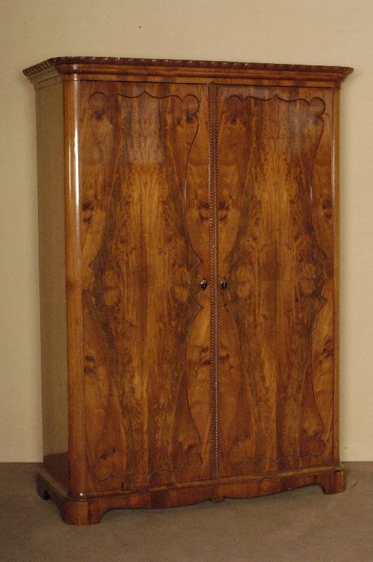SpÄtbiedermeierschrank, Österreich, um 1835/40 , so genannte BrezelfÜllung, Nußbaum massiv, Nußbaumfurnier, FÜllungen in ...