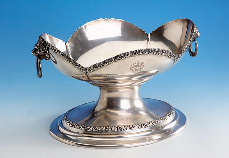 Große Anbietschale, 800er Silber, um 1910, Meistermarke Bremer Silberwaren-Fabrik, Inschrift 26. Mai 1913 und Wappen, LÖwenmaskeron mit bewegl. ...