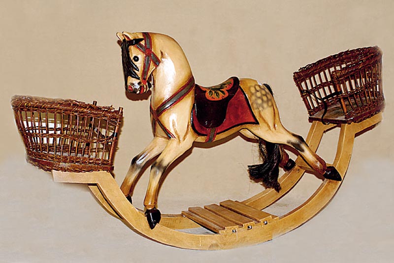 Schaukelpferd, 2. HÄlfte 20. Jh., Holz, geschnitzt, bunt gefasst, mit zwei KorbeinsÄtzen, l. Gebr.-Spuren, L. ca. 130, Sitzh. ca. 50 cm, min. ...