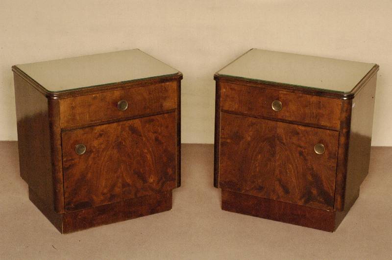 2 Nachttische, deutsch, um 1930, Korpus Weichholz, Wurzelnußfurnier, mit Glasabdeckplatte, diese wohl sekundÄr, schlichtes MÖbel, ...