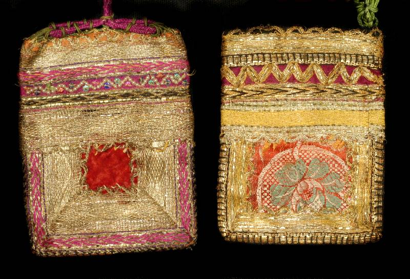 Ein Paar Geldbeutel Antik, Indien, um 1900, ca. 13 x 10 cm, SchÄtzwert: 650.- Euro EHZ: 3. bestickt, metallbroschiert und mit Per lbesatz. Mit ...