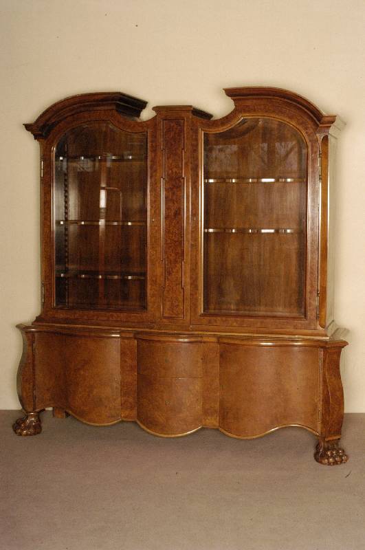 Vitrinenschrank, deutsch, um 1925/28, Korpus Hartholz, z.T. massiv, innen Eiche massiv, Eichefurnier bzw. kaukasisch Nußbaumfurnier, Unterteil ...